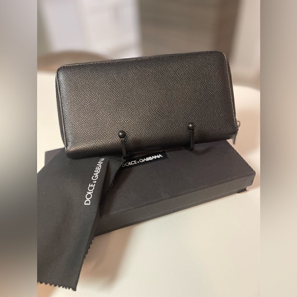 DOLCE & GABBANA Black Dauphine Zip Around Wallet. Calf Skin. Full inclusion. - Picture 2 of 9